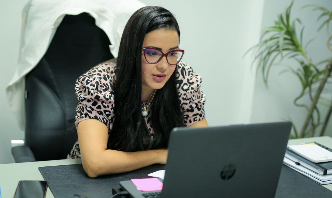 Dra. Mayara enfatiza a importância da vacinação contra a Covid 19 e a influência negativa das Fake News
