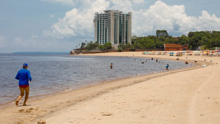 Praia da Ponta Negra volta a receber banhistas aos domingos