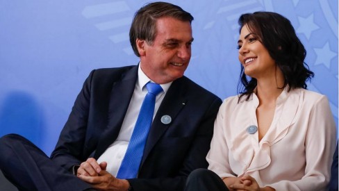 Em tentativa de reafirmar masculinidade, Bolsonaro expõe Michelle e gera constrangimento