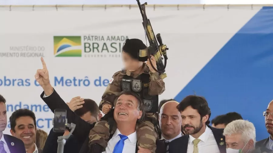 Comitê da ONU condena Bolsonaro por uso de criança fardada e sugere sanção