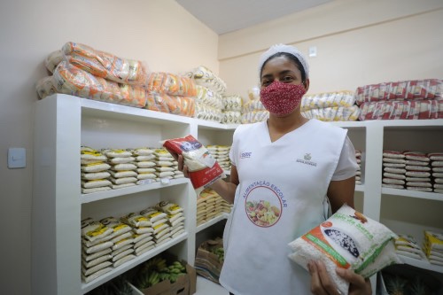 Governo do Estado abastece escolas estaduais com merenda para retorno das aulas 100% presenciais, na segunda-feira