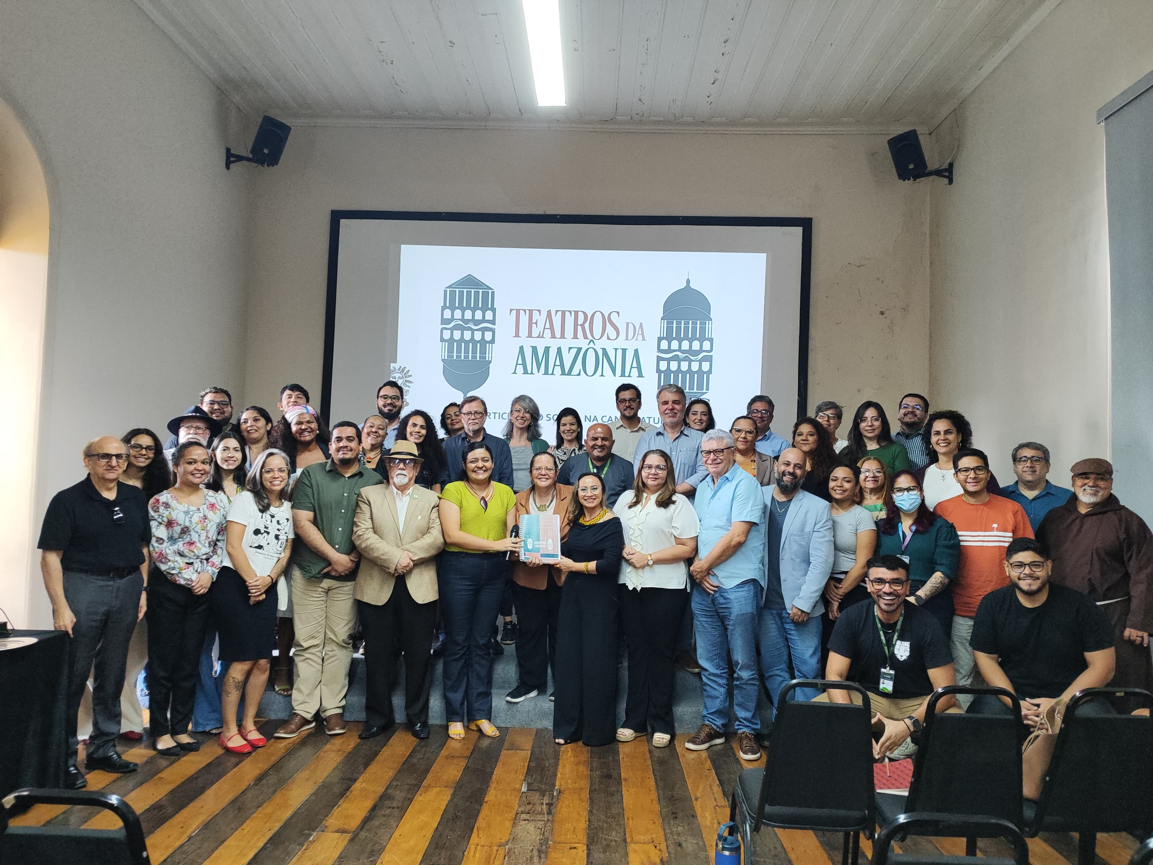 Prefeitura de Manaus recebe dossiê de trabalho para candidatura do Teatro Amazonas como patrimônio mundial da Unesco
