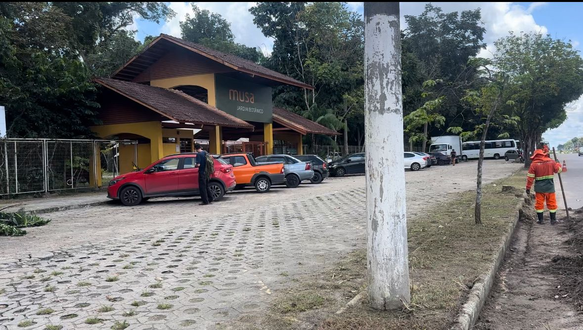 Prefeitura realiza ação de limpeza na área de acesso ao Musa e reforça compromisso com espaços públicos de Manaus