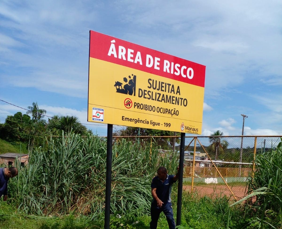Prefeitura de Manaus inicia instalação de placas de alerta em áreas de risco alto e muito alto na capital