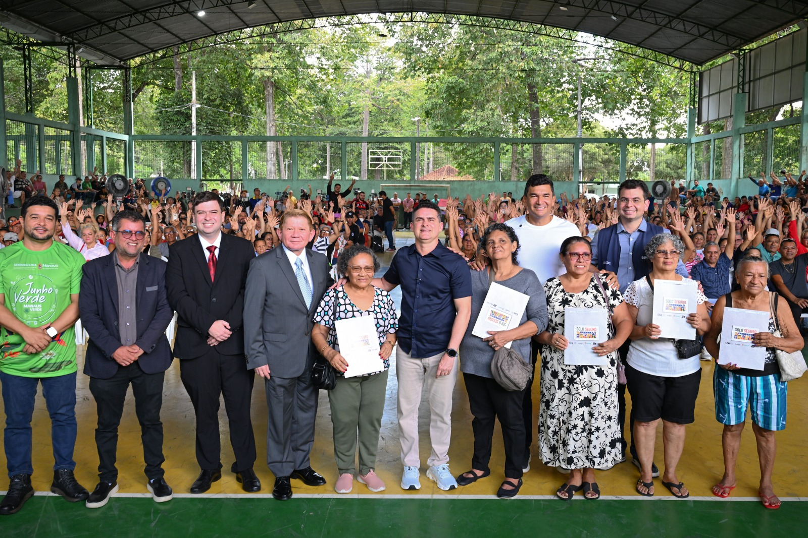 Corregedor-geral de Justiça do Amazonas prestigia solenidade de entrega de mais de 400 atos de regularização fundiária pela Prefeitura Municipal de Manaus