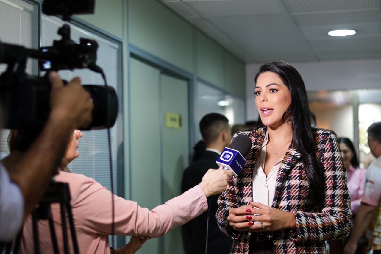 Deputada Mayra Dias solicita instalação de delegacias da mulher 24 horas na capital e no interior do Amazonas