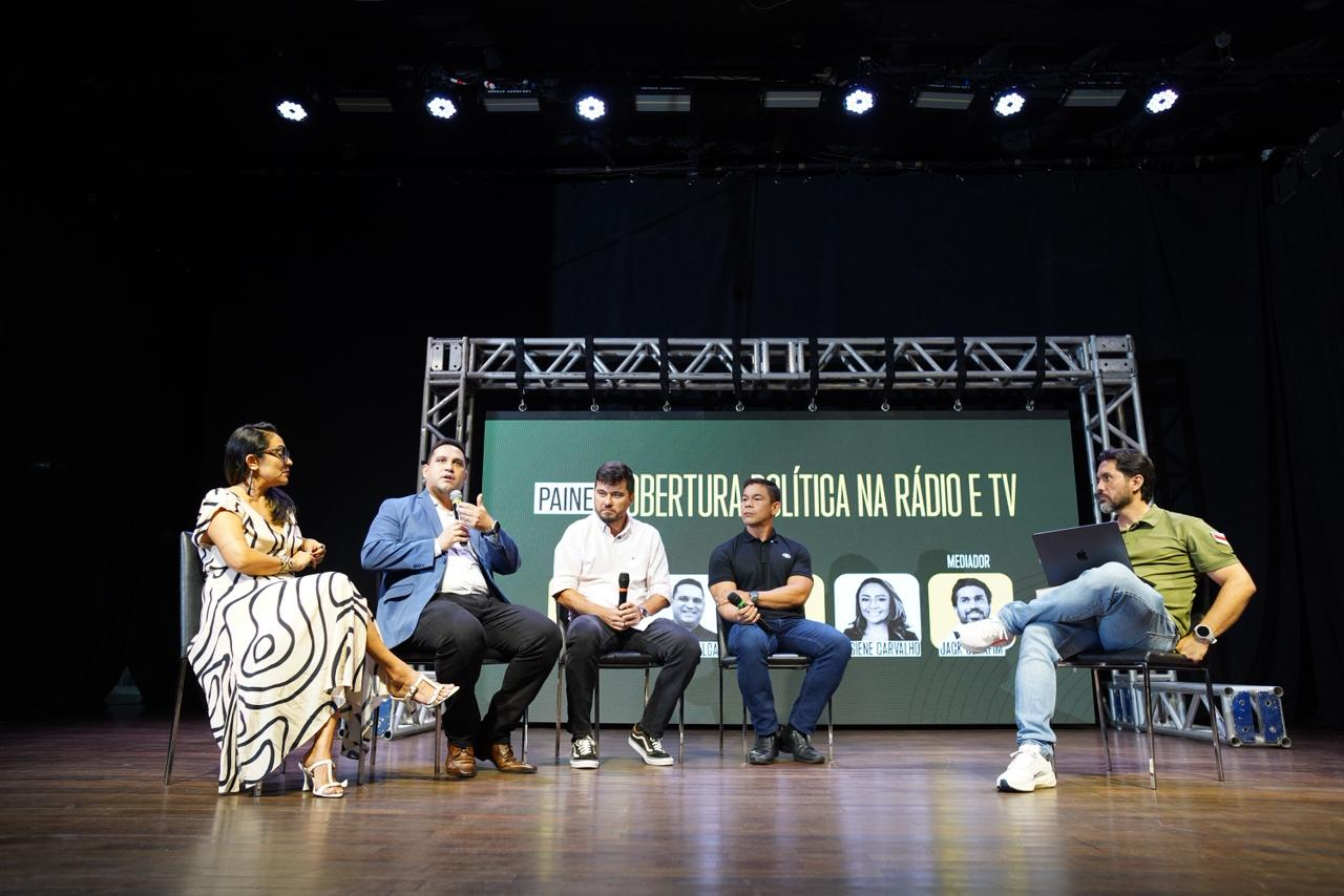 Jack Serafim media debate sobre cobertura política na rádio e TV durante Compol Amazonas 2025