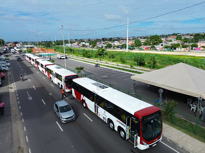 Prefeito David Almeida amplia frota de ônibus e anuncia redução do vale-transporte a partir de março