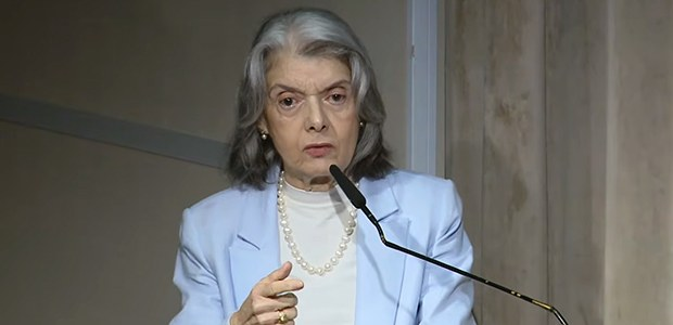 Em palestra, ministra Cármen Lúcia classifica feminicídios no Brasil como “barbárie”