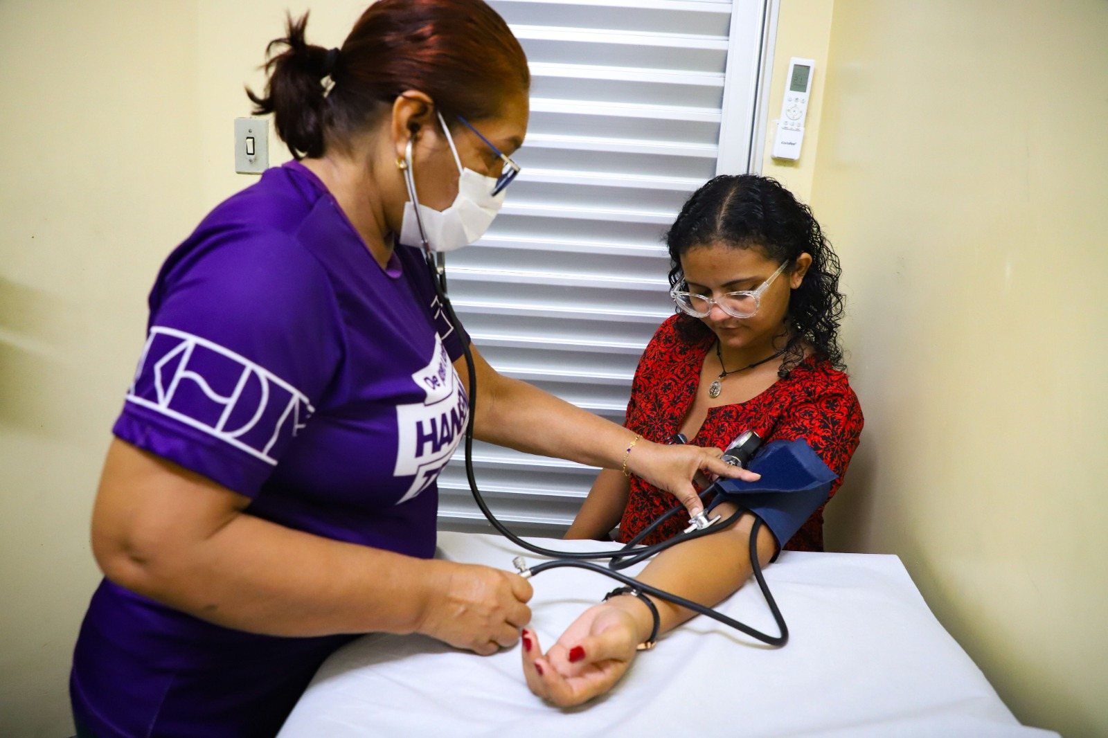 Prefeitura oferta serviços de saúde e vacinação antirrábica em ação de cidadania na zona Leste