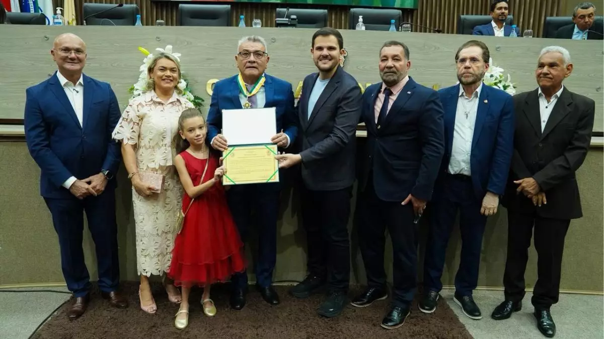 CMM concede Medalha de Ouro a Moacir Cintrão, presidente da Feira Moderna da Banana