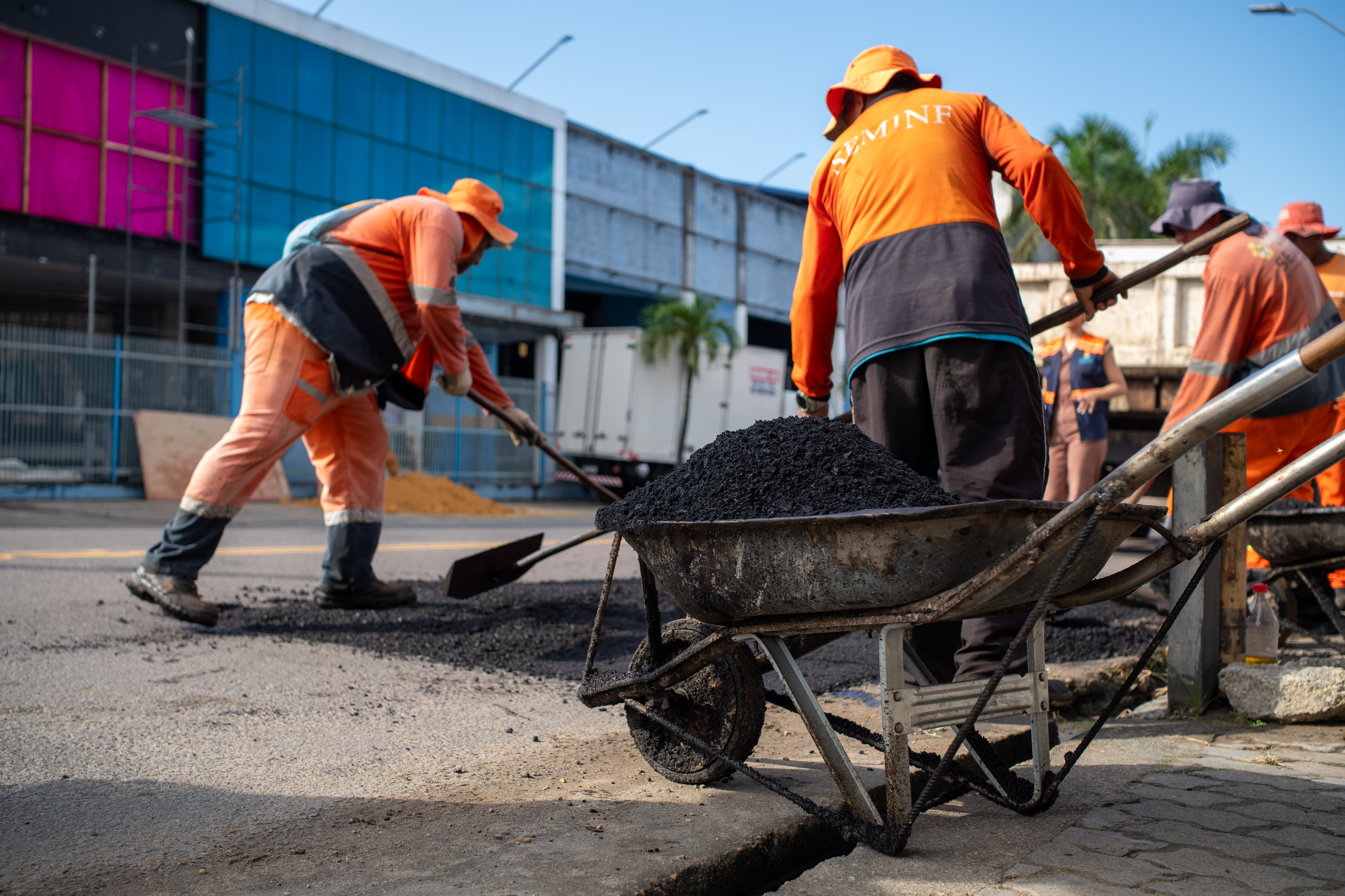 Prefeitura de Manaus leva operação ‘Tapa-Buracos’ à comunidade Fazendinha e melhora mobilidade no bairro Cidade de Deus