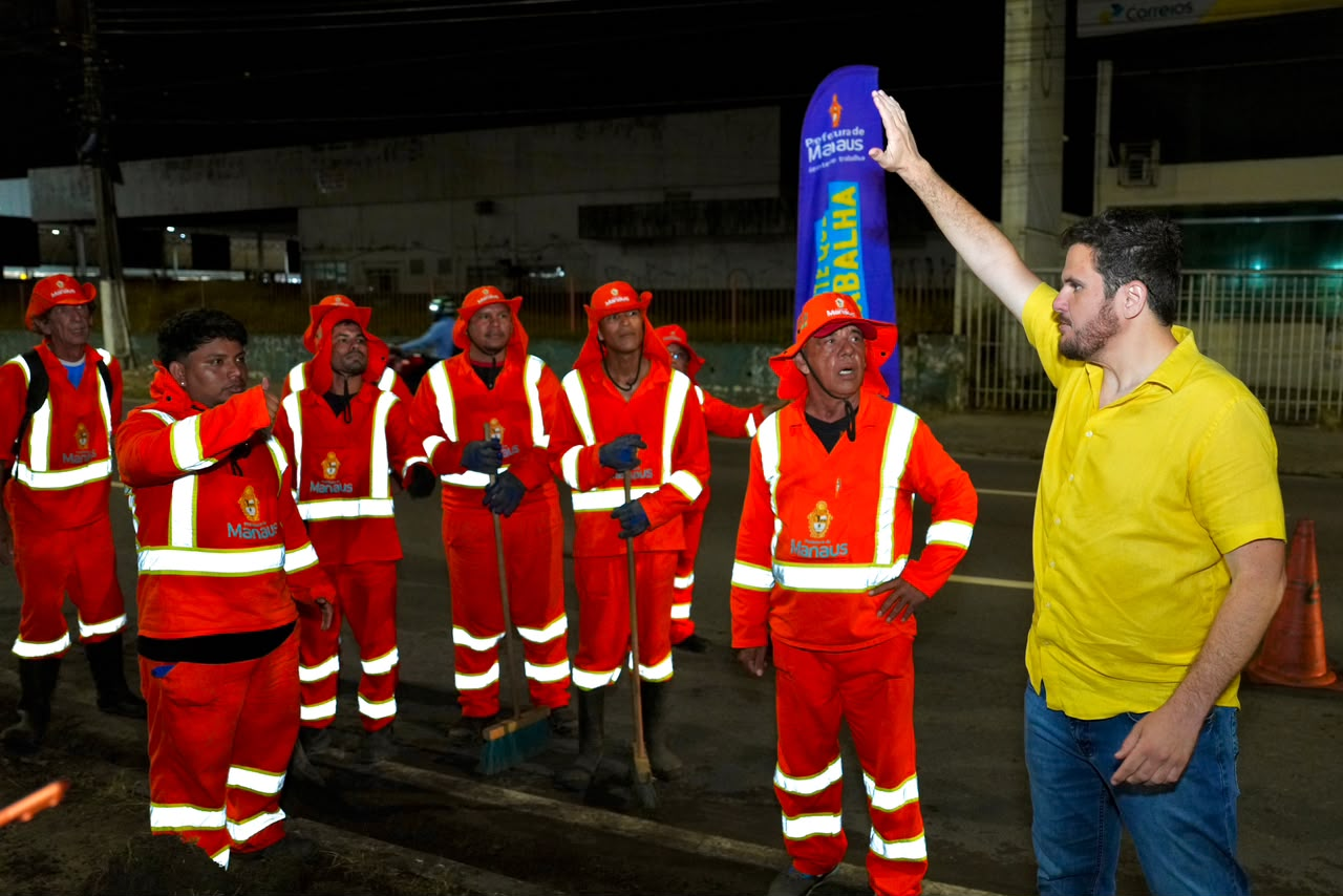 À meia-noite, prefeito Renato Junior mobiliza limpeza, asfaltamento e assina ordens de serviço para reforma de passarelas, viadutos e canteiros centrais em Manaus