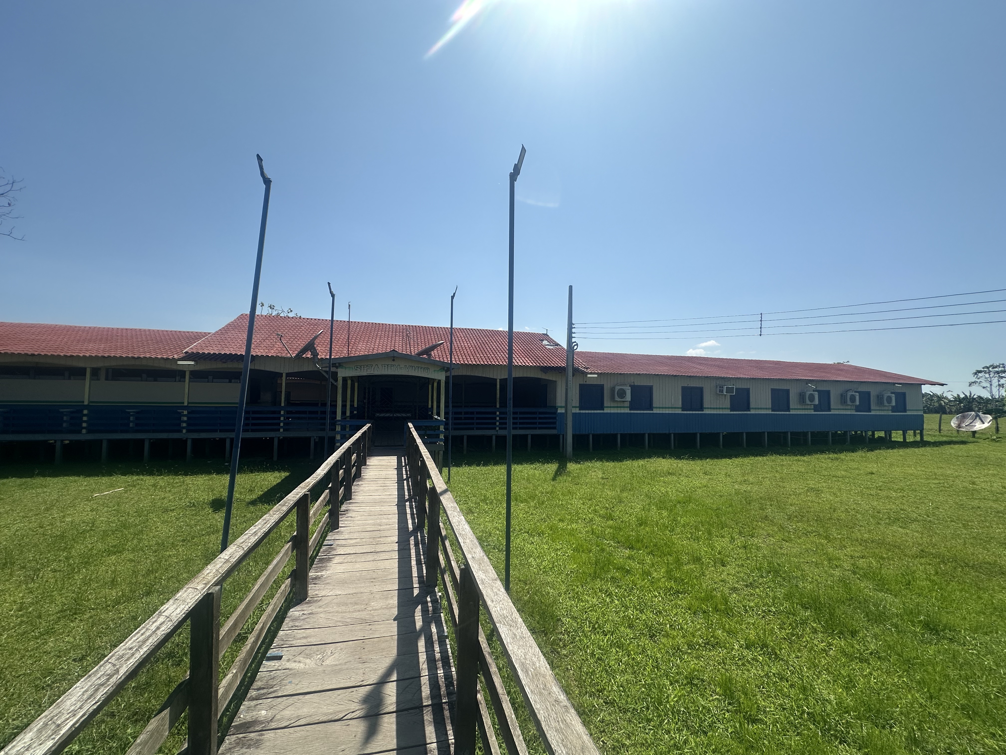 Em comunidade do Careiro da Várzea, escola de madeira completa mais de 30 anos sem acessibilidade e estrutura adequada
