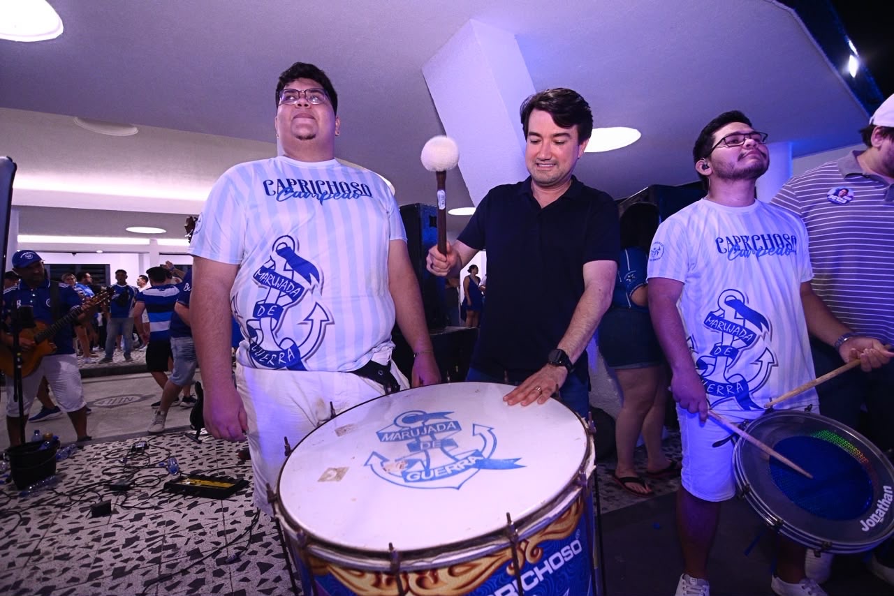 Jender Lobato recebe carinho da Nação Azul e Branca durante evento da Marujada em Manaus