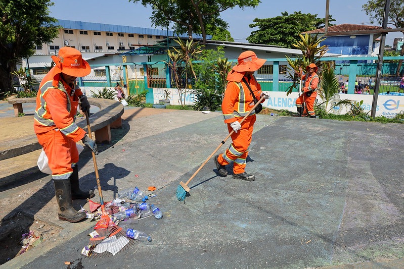 Prefeitura de Manaus intensifica limpeza nas ruas e colégios eleitorais após o primeiro turno das eleições