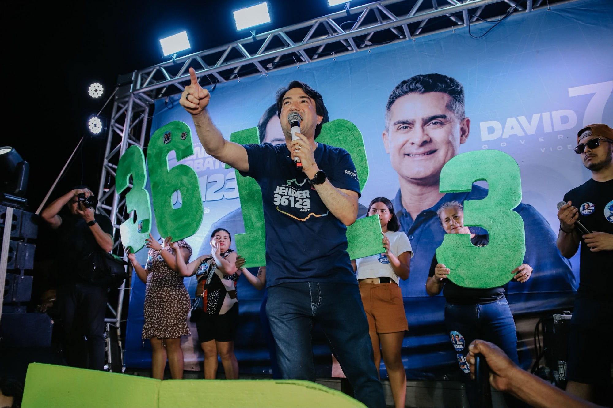 Jender Lobato encerra campanha com caminhada em Parintins, onde vota neste domingo (4)
